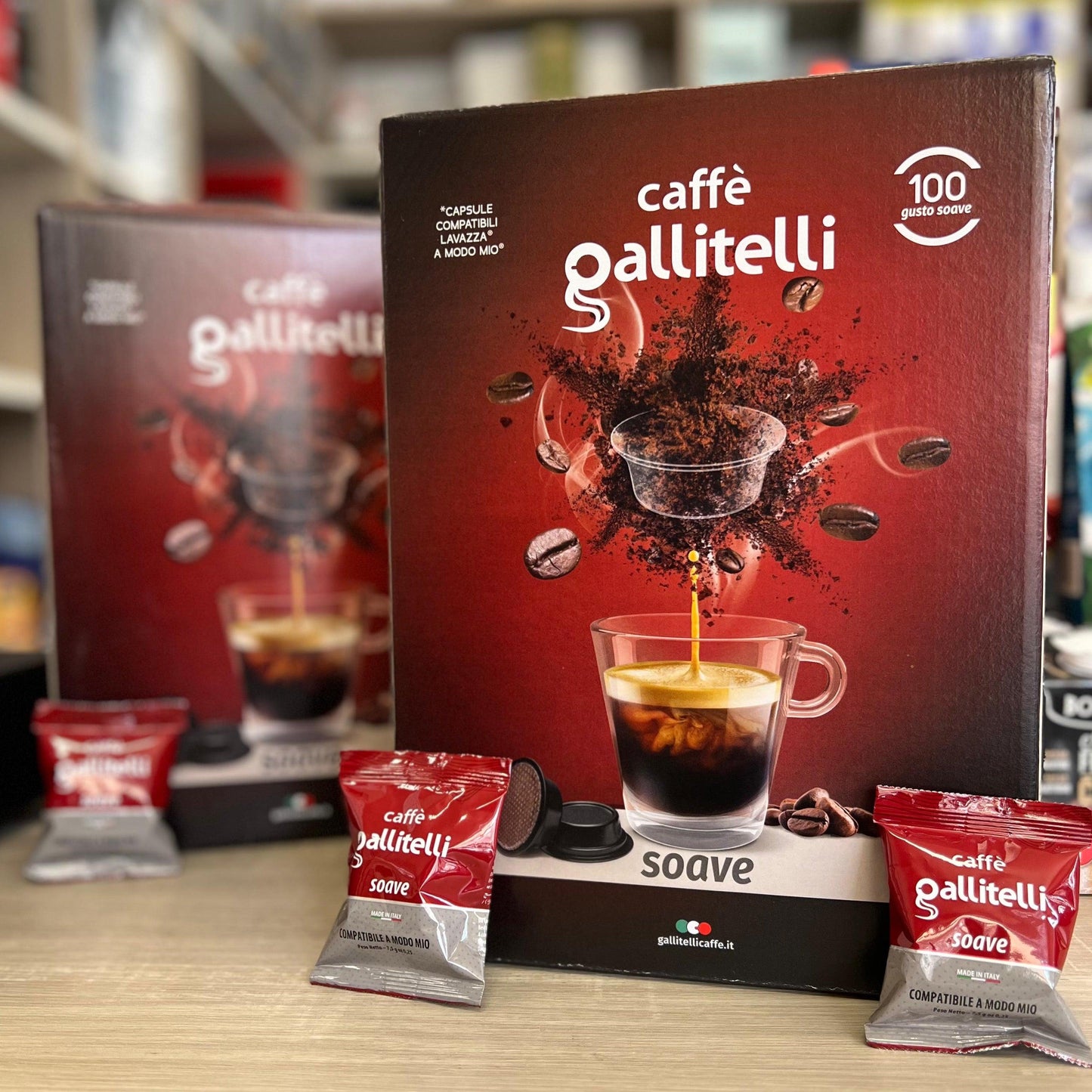 Confezione caffè Gallitelli Soave con capsule compatibili Lavazza A Modo Mio con chicchi di caffè e tazza fumante