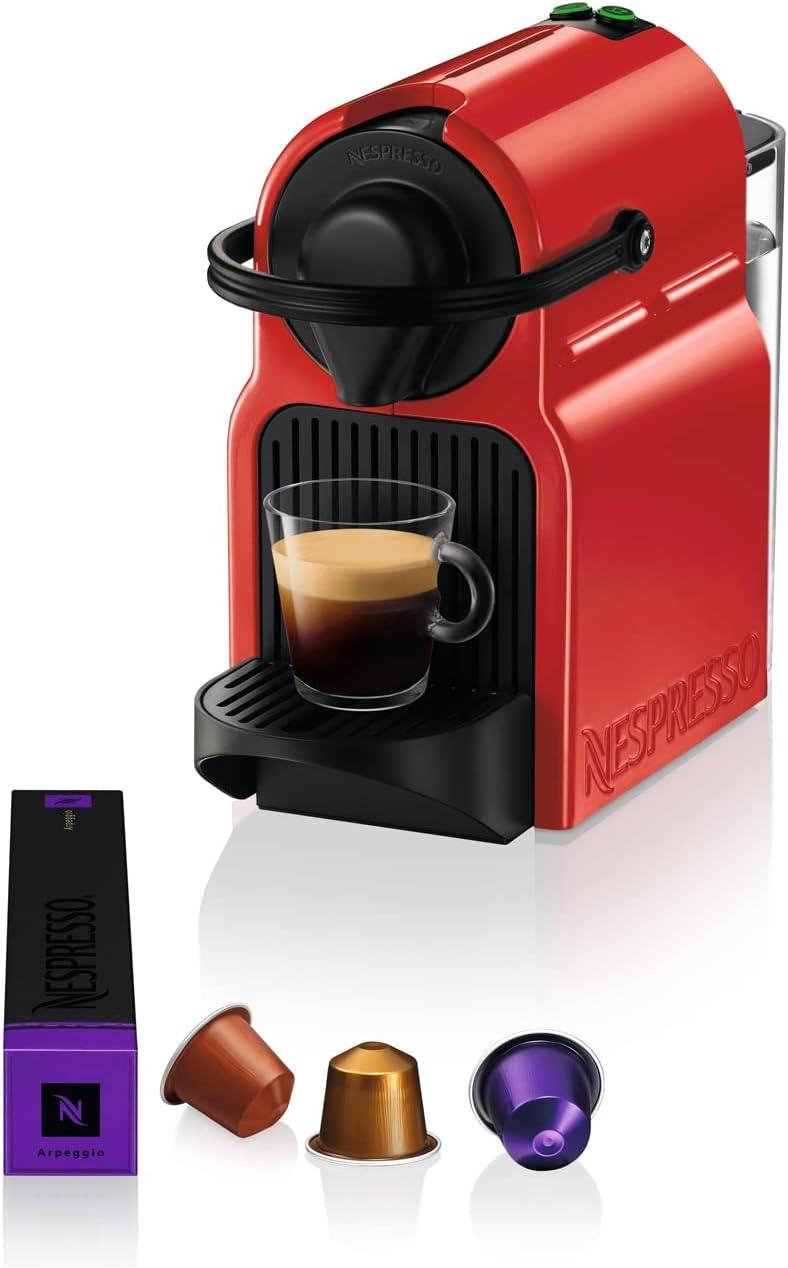 Macchina da caffè Nespresso rossa con tazzina di espresso e capsule di caffè Arpeggio