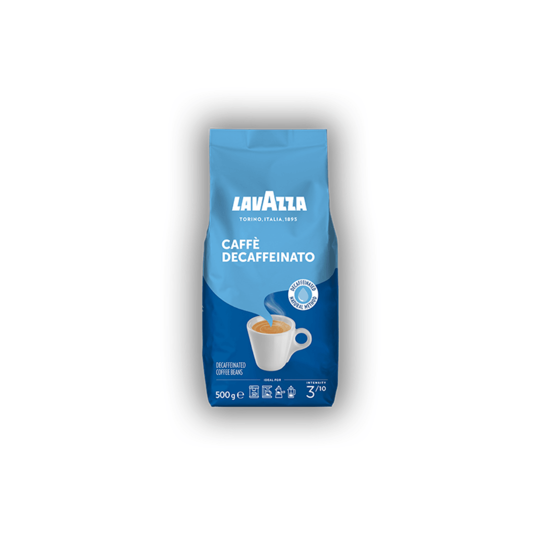 Pacco da 500g di caffè in grani Lavazza decaffeinato con tazza di espresso su sfondo bianco