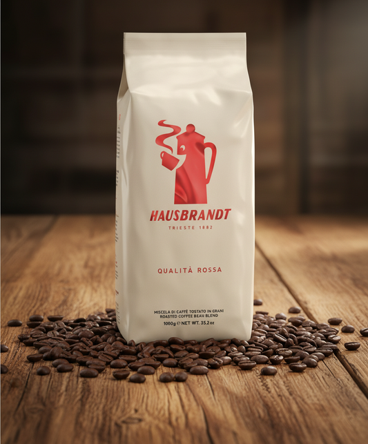 Confezione bianca di caffè tostato Hausbrandt Qualità Rossa su tavolo di legno con chicchi di caffè