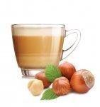 Bicchiere di caffè cremoso Dolce Gusto Nocciolone con nocciole intere e foglie verdi