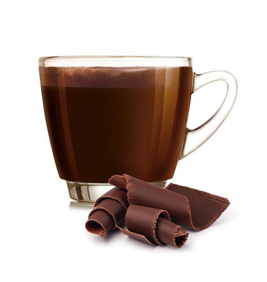 Tazza di cioccolata calda cremosa con riccioli di cioccolato fondente su sfondo bianco