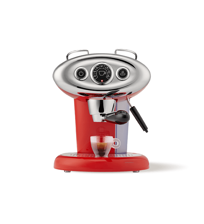 Macchina da caffè espresso rossa con dettagli cromati, tazza bianca e vapore integrato