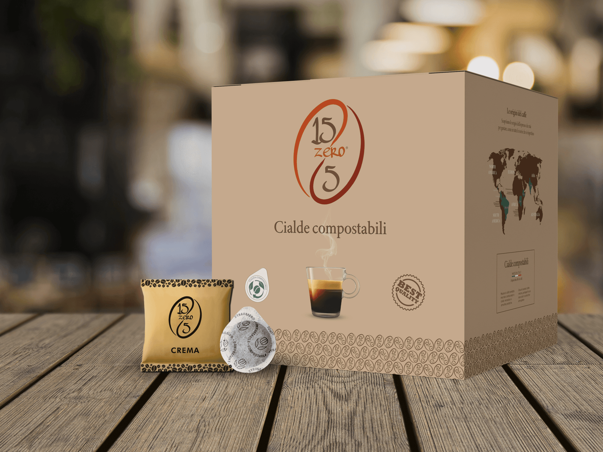 Confezione beige di cialde compostabili 15zero5 cremoso con singola cialda e bustina su tavolo di legno