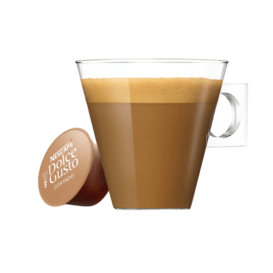Tazzina di Cortado NESCAFÉ Dolce Gusto con capsula marrone chiaro su sfondo bianco