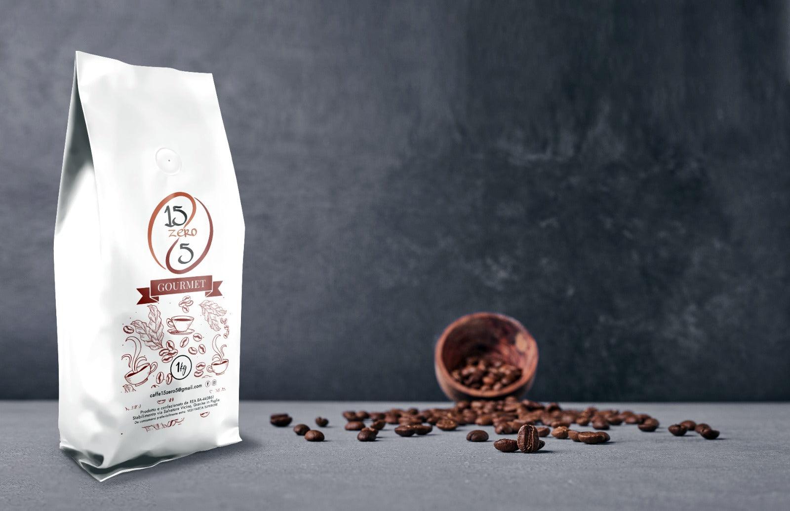 Confezione bianca caffè gourmet 15zero5 da 1kg con chicchi di caffè sparsi e tazza in legno